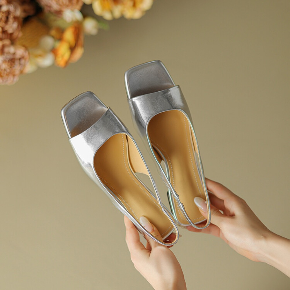 Sandals - รองเท้าส้นเตี้ยแบบสวม ส้นเข็ม แต่งโลหะ พื้นรองเท้านุ่มสบาย เหมาะสำหรับใส่ในชีวิตประจำวัน งานแต่งงาน