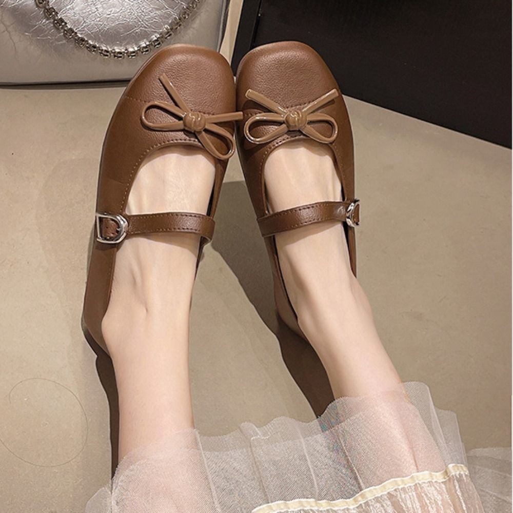 Sandals - รองเท้าแตะผู้หญิงแบบผูกโบว์ประดับมุก ดีไซน์หวาน ใส่สบาย ใช้งานได้หลากหลาย ส้นเตี้ย เหมาะกับชุดเดรสฤดูร้อน