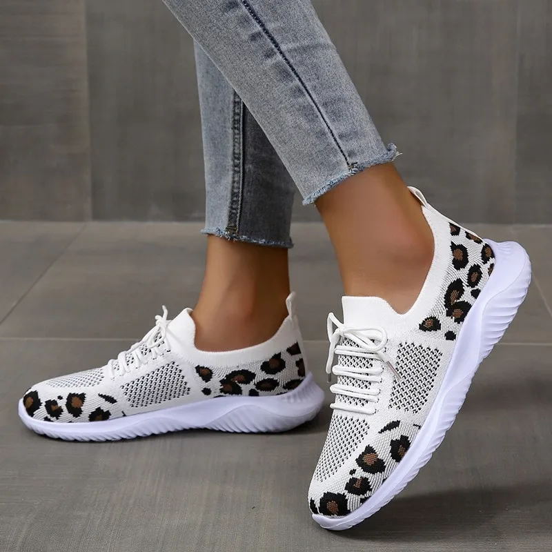 Knit Fabric Lace Up Sneakers - รองเท้าผ้าใบผู้หญิงแบบใหม่สำหรับฤดูร้อน ดีไซน์ถักตาข่าย ระบายอากาศได้ดี ผูกเชือก ผสมสี แฟชั่น